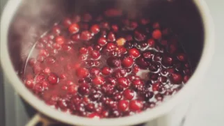 Фото рецепта: Клюквенно имбирный морс с яркой кислинкой и согревающим вкусом