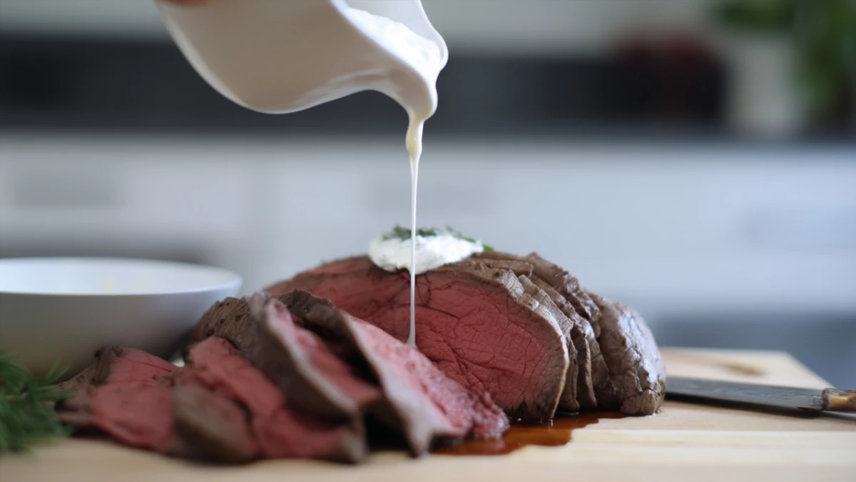 Фото блюда: Сочная корейка с хреновым соусом для эффектного ужина