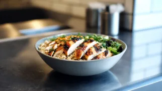 Фото рецепта: Коричневый рис с курицей гриль