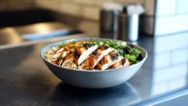 Фото блюда: Коричневый рис с курицей гриль