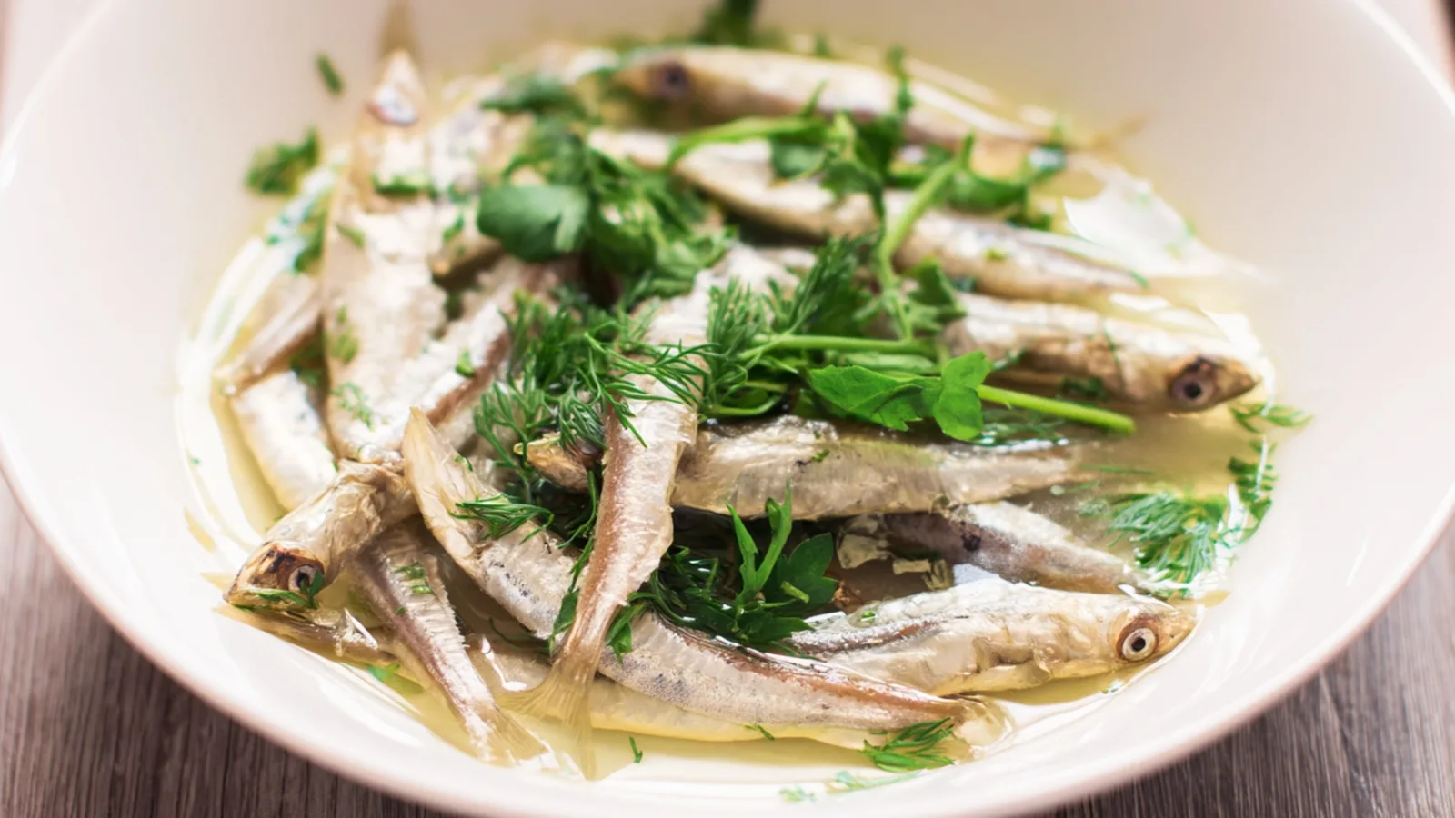 Фото блюда: Нежная корюшка на пару с душистыми травами