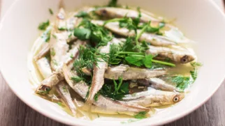 Фото рецепта: Нежная корюшка на пару с душистыми травами