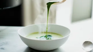 Фото рецепта: Крем-суп из картофеля с черемшой – вкусное весеннее лакомство