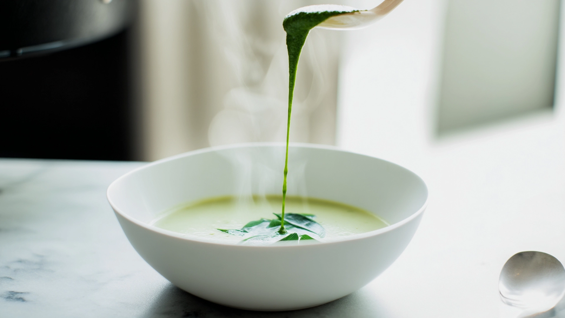 Фото блюда: Крем-суп из картофеля с черемшой – вкусное весеннее лакомство