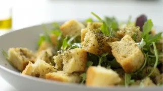 Фото рецепта: Хрустящие крутоны для ярких салатов