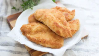 Фото рецепта: Хрустящая курица по милански с мягкой сердцевиной