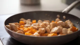 Фото рецепта: Курица с хурмой и чесноком ароматная и сочная