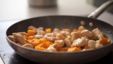 Фото блюда: Курица с хурмой и чесноком ароматная и сочная