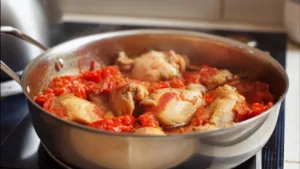 Фото блюда: Тушёная курица с солёным помидором с насыщенным домашним вкусом