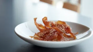 Фото рецепта: Хрустящая куриная кожа с кунжутом для яркой закуски