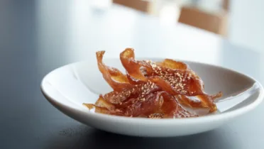 Фото блюда: Хрустящая куриная кожа с кунжутом для яркой закуски