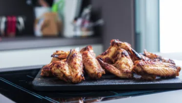 Фото рецепта Сочные куриные крылышки в остром маринаде чили на гриле