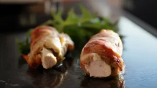 Фото рецепта: Куриные рулетики с сулугуни с тягучей начинкой и сочной корочкой