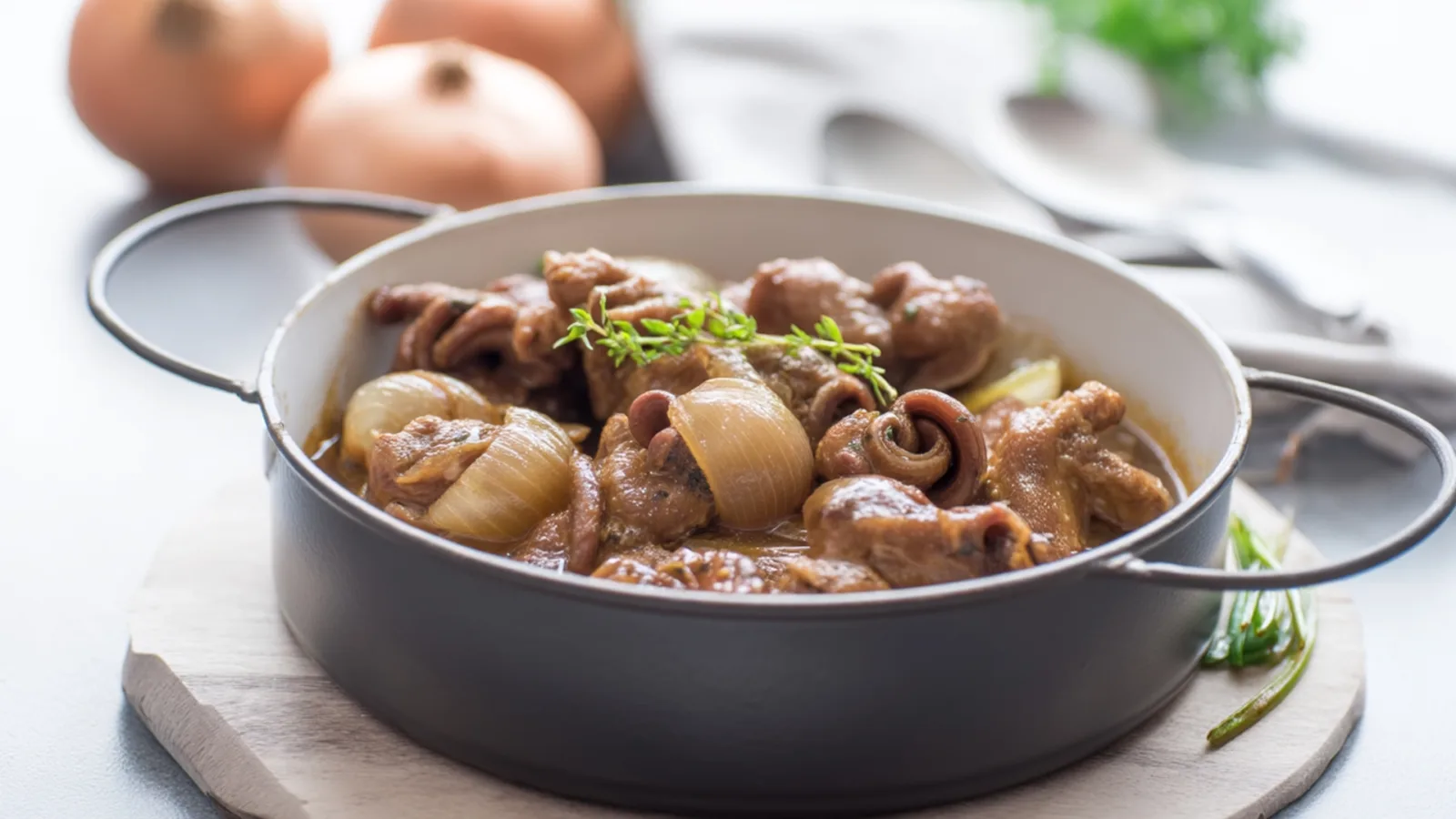 Фото блюда: Куриные желудки с луком в ароматной подливе