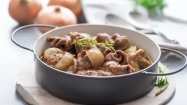 Фото рецепта Куриные желудки с луком в ароматной подливе