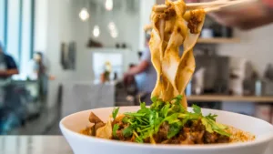Фото блюда: Лагман с ярким кориандром и сочным мясным соусом