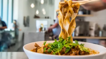 Фото блюда: Лагман с ярким кориандром и сочным мясным соусом