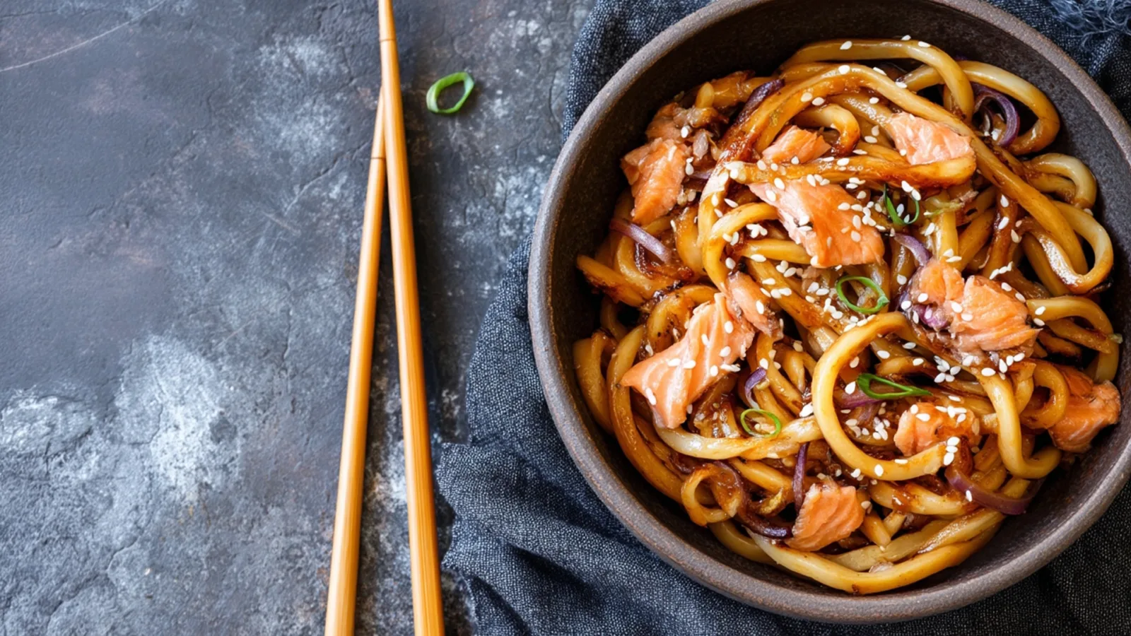 Фото блюда: Удон с сёмгой в соевом соусе который удивляет с первого вкуса