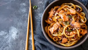 Фото блюда: Удон с сёмгой в соевом соусе который удивляет с первого вкуса