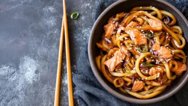 Фото блюда: Удон с сёмгой в соевом соусе который удивляет с первого вкуса