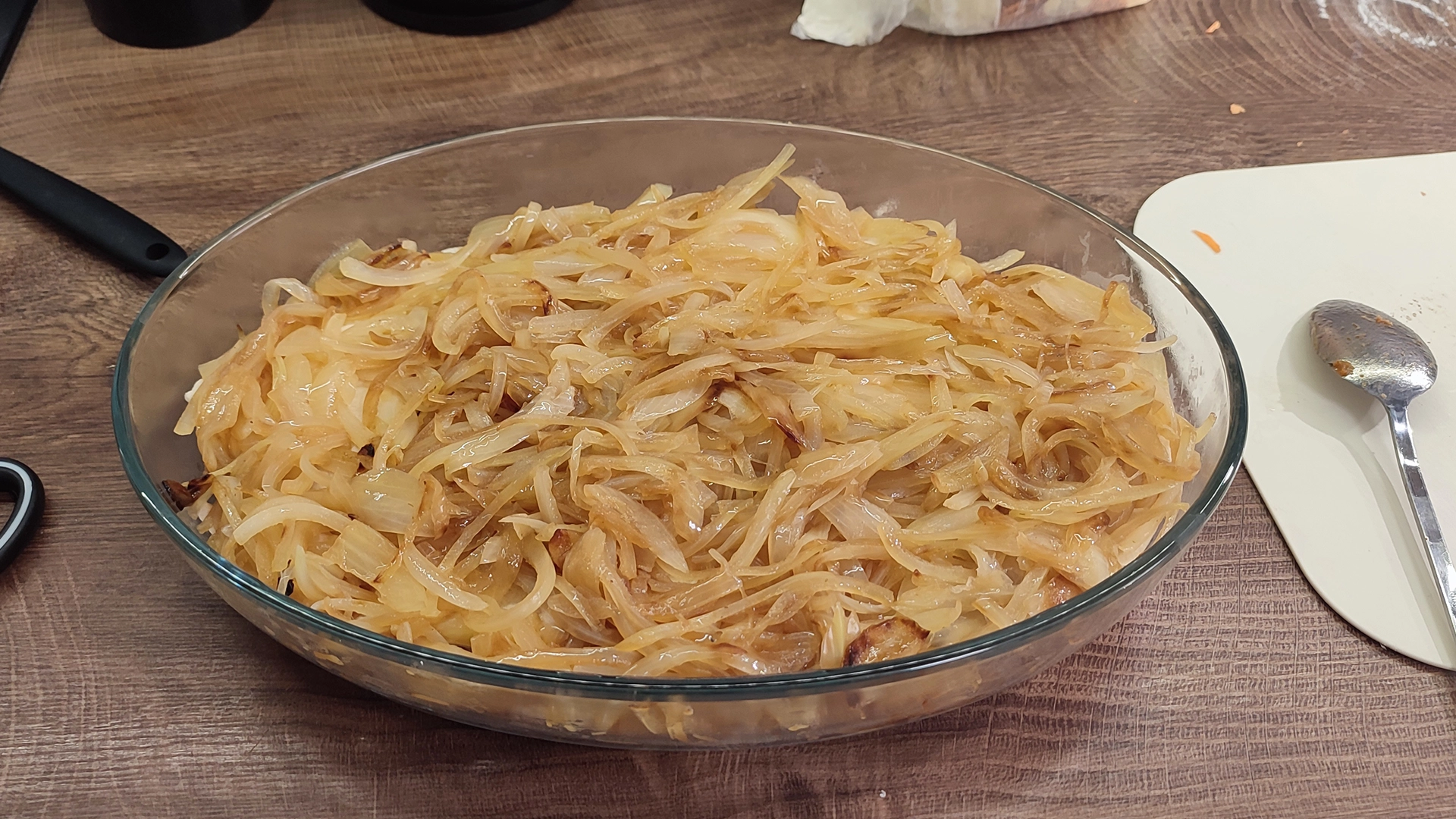 Выложите слой обжаренного лука