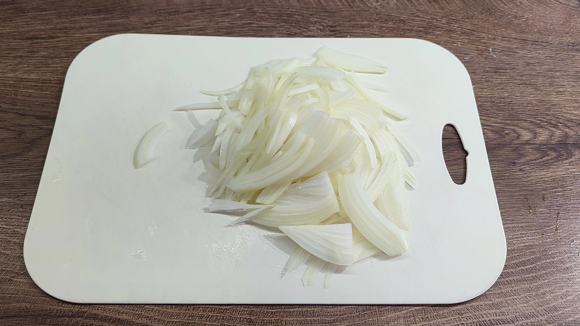 Нарежьте лук крупными дольками