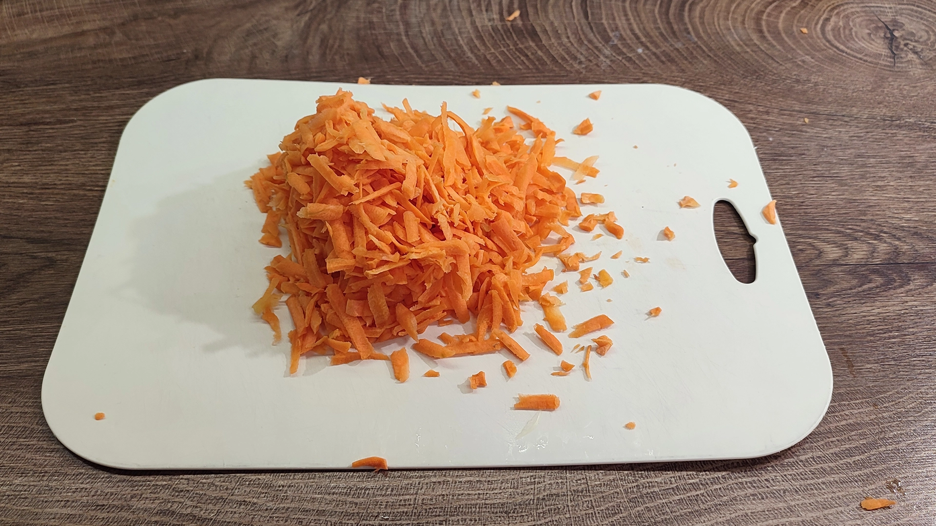 Натрите морковь на крупной терке