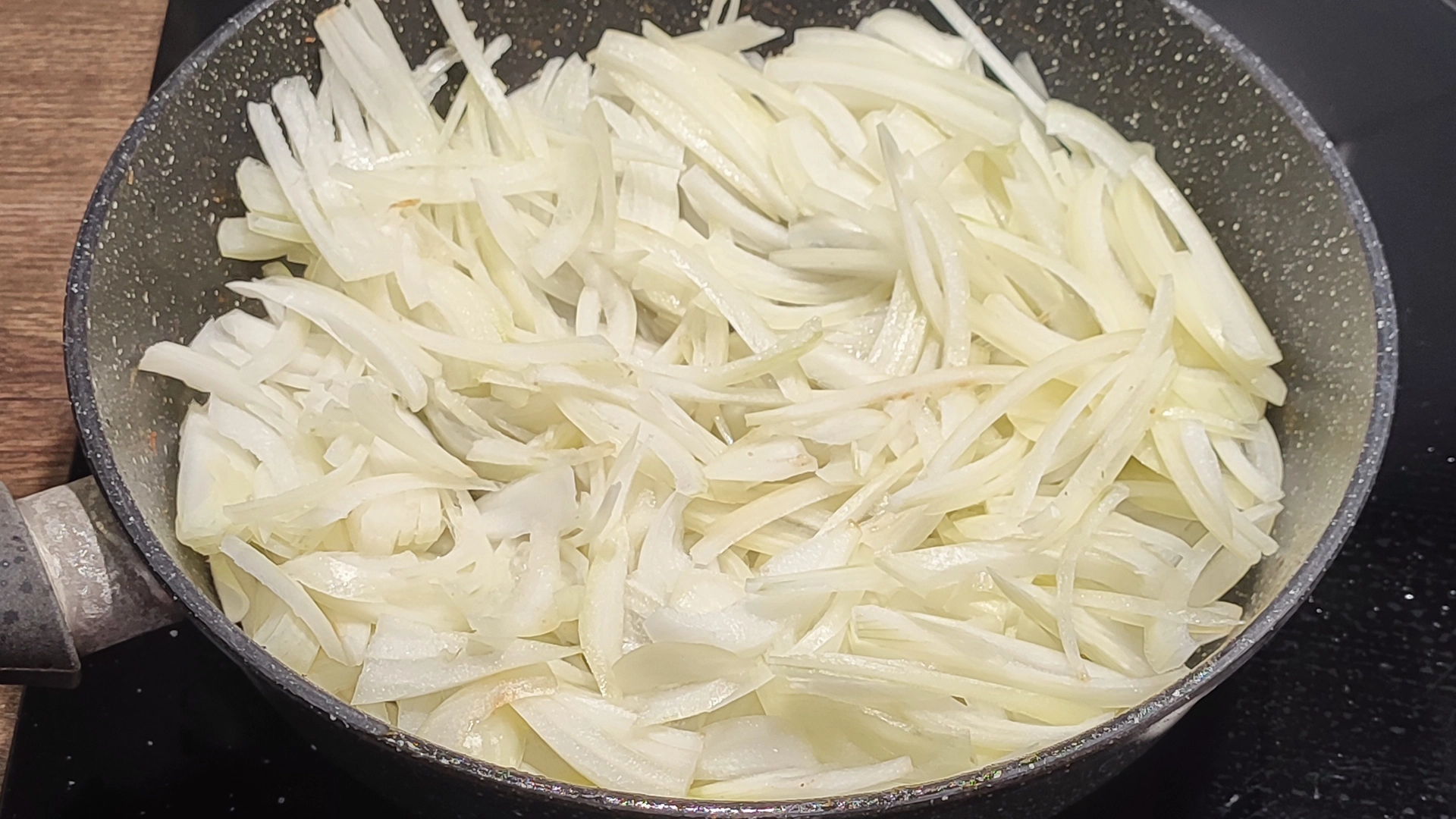 Обжарьте лук