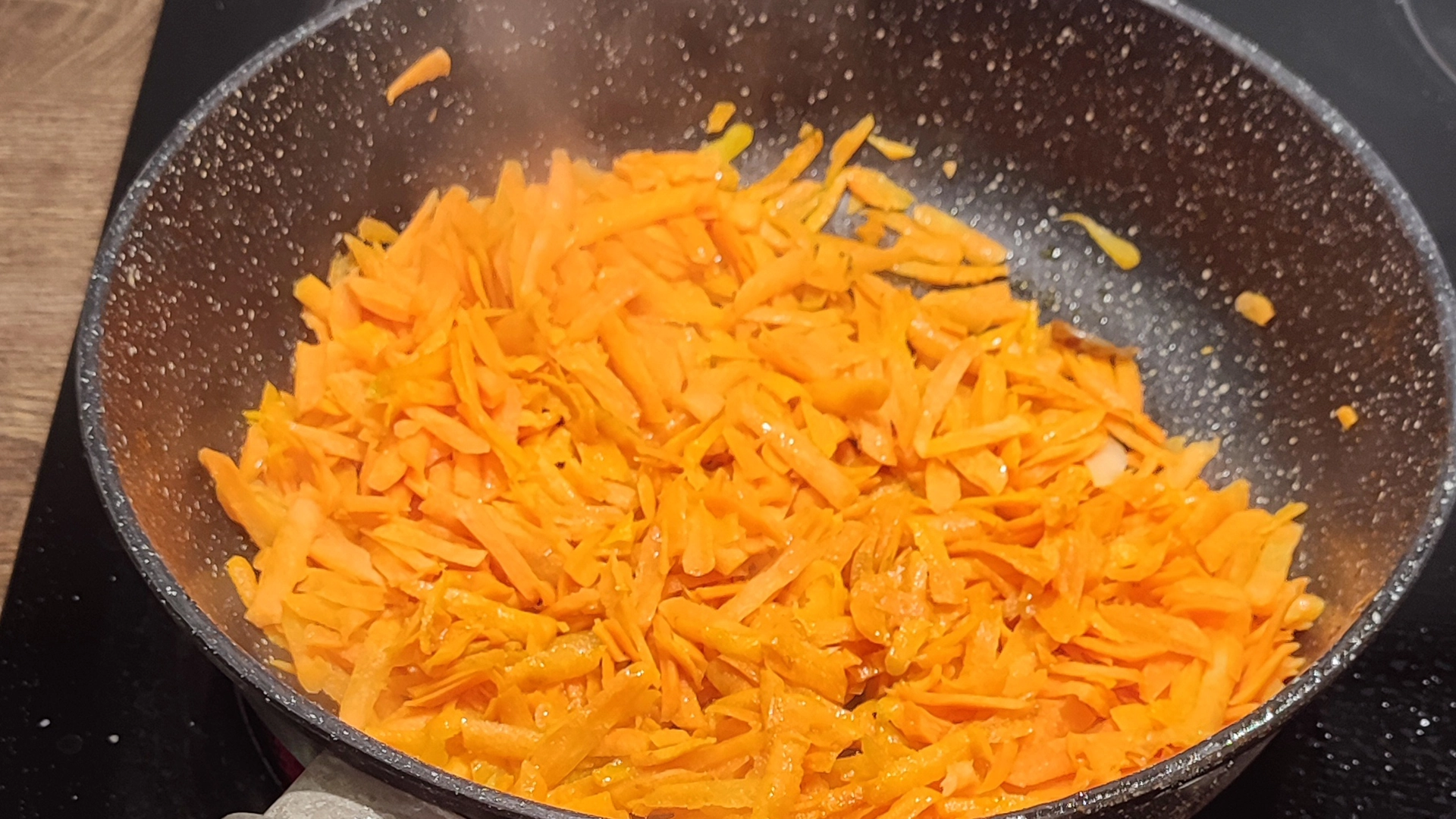 Обжарьте морковь