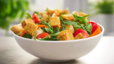 Фото блюда: Легкий овощной салат с хрустящими сухариками