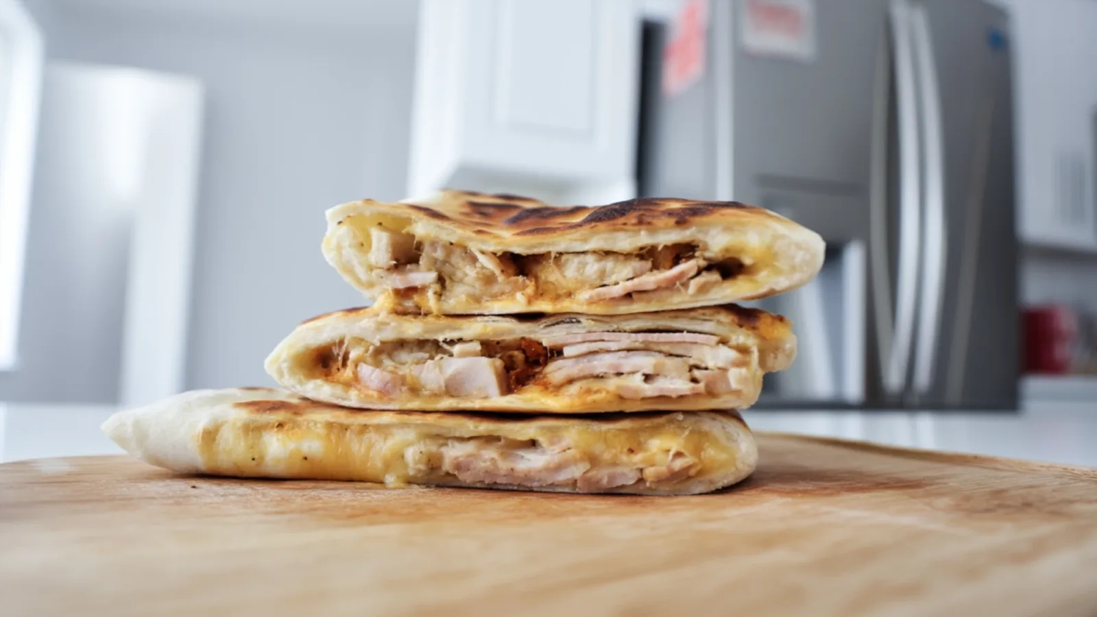 Фото блюда: Сытные лепешки с копченой грудкой индейки и тягучим сыром