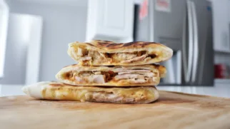 Фото рецепта: Сытные лепешки с копченой грудкой индейки и тягучим сыром