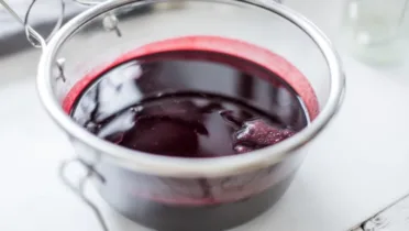 Фото блюда: Лимонад с черной смородиной: освежающий напиток для жаркого дня