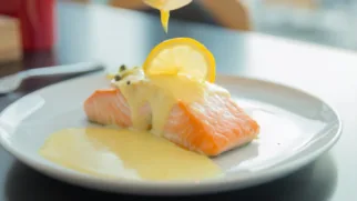Фото рецепта: Лосось на пару под нежным голландезом с лимонной ноткой