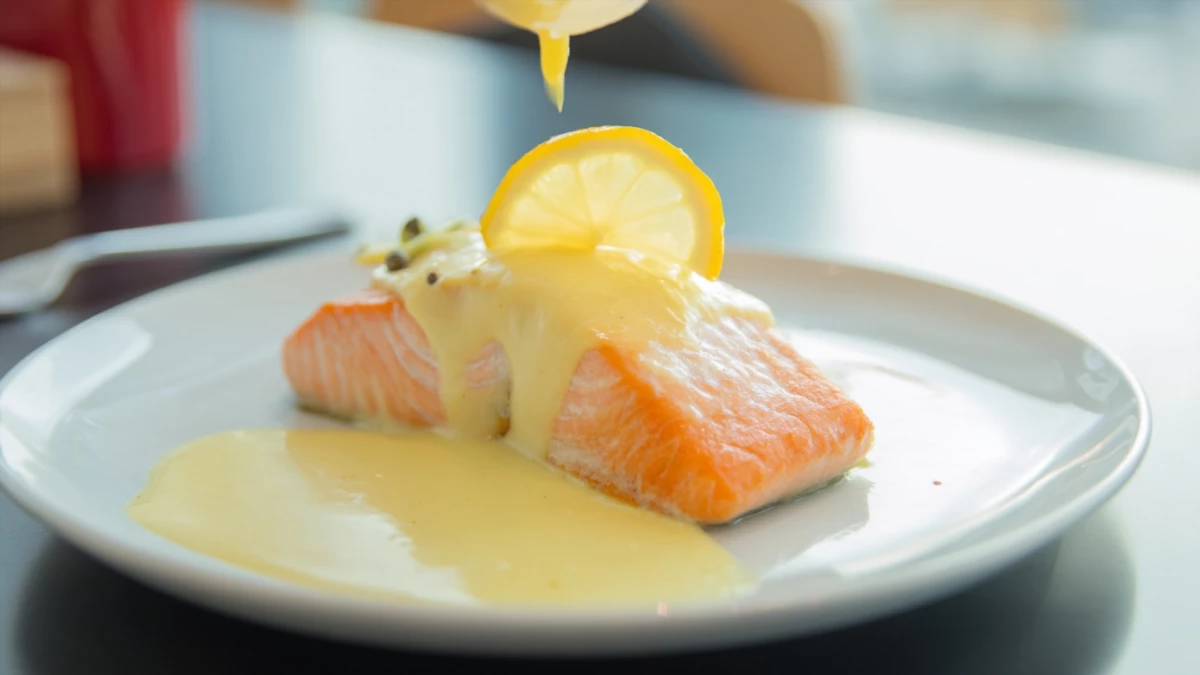 Фото блюда: Лосось на пару под нежным голландезом с лимонной ноткой