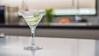 Фото рецепта: Освежающий мартини с огуречной настойкой для легкого вечера