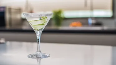 Фото рецепта Освежающий мартини с огуречной настойкой для легкого вечера
