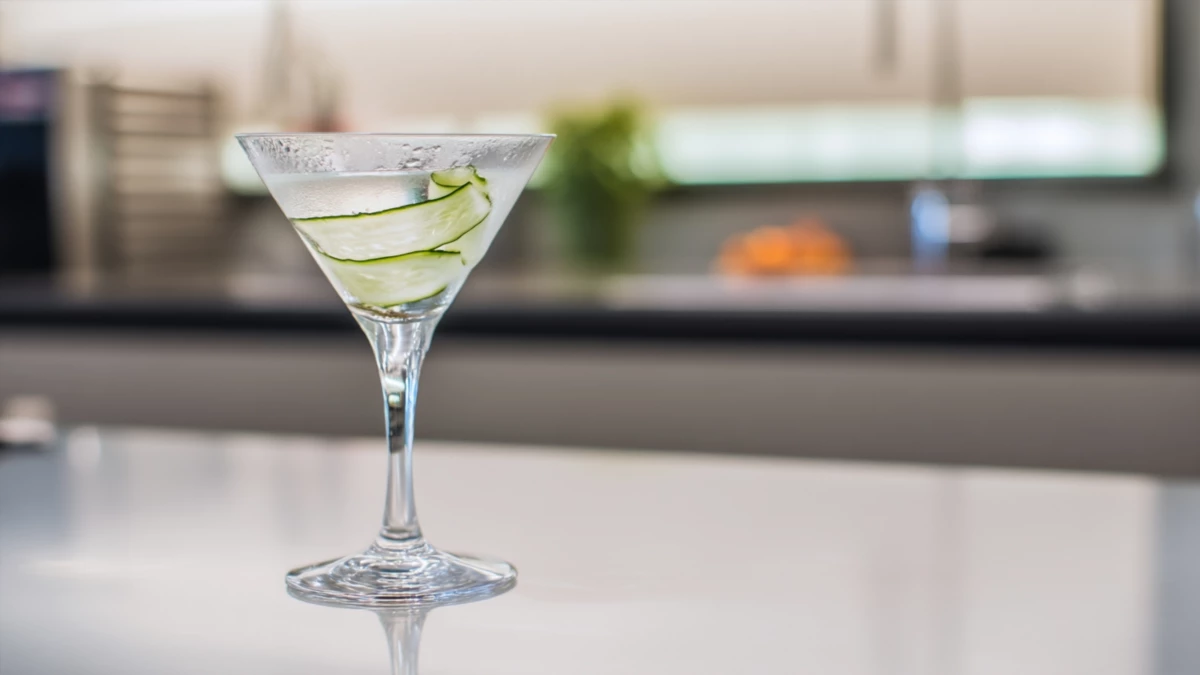 Фото блюда: Освежающий мартини с огуречной настойкой для легкого вечера