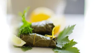Фото рецепта: Мини долма с ярким вкусом риса и лимона