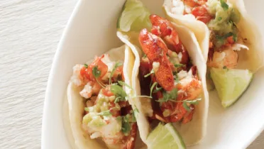 Фото блюда: Мини тако с раковыми шейками и лаймовой заправкой