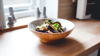 Фото рецепта: Пикантная момордика с баклажанами для яркого ужина