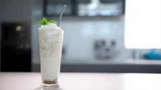 Фото рецепта: Мятный фраппе освежающий кофе с мятным сиропом