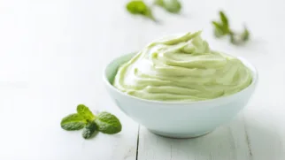 Фото рецепта: Свежий мятный смузи с авокадо и нежной кремовой текстурой