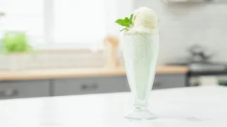 Фото рецепта: Нежный мятный милкшейк с ванильным пломбиром