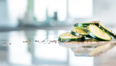 Фото блюда: Свежий огуречный салат с кунжутным маслом для легкого обеда