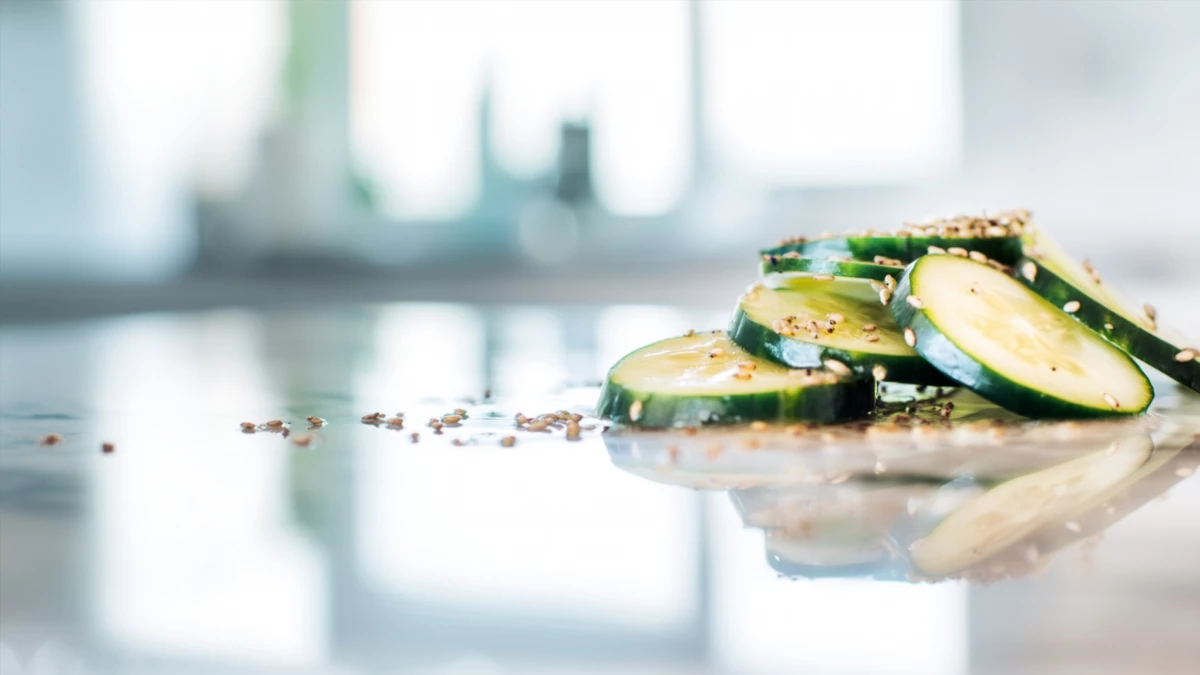 Фото блюда: Свежий огуречный салат с кунжутным маслом для легкого обеда