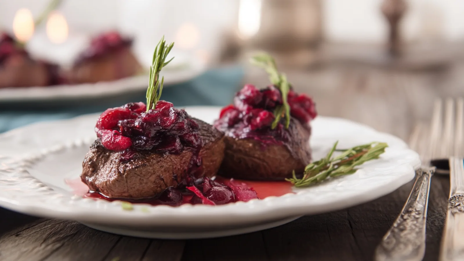 Фото блюда: Оленина с ярким клюквенным соусом