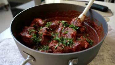 Фото блюда: Оленина в томатном соусе с базиликом