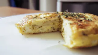 Фото рецепта: Нежный омлет с чабрецом и тягучим сыром