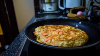 Фото рецепта: Нежный омлет с сёмгой для вкусного утра